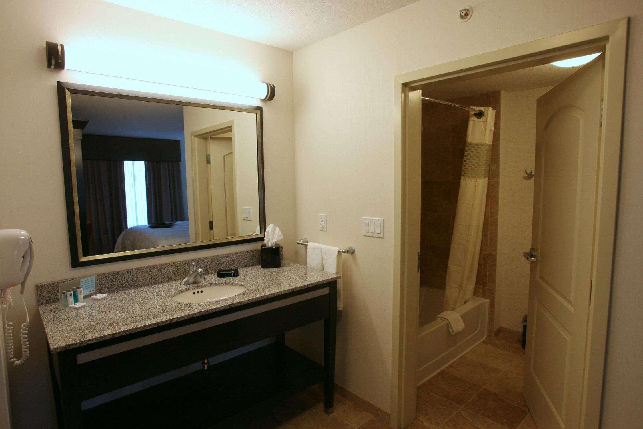 Hampton Inn & Suites Red Deer Penhold Room photo