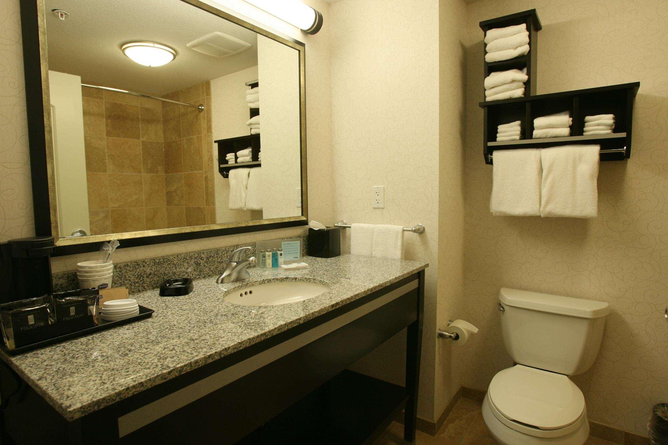 Hampton Inn & Suites Red Deer Penhold Room photo