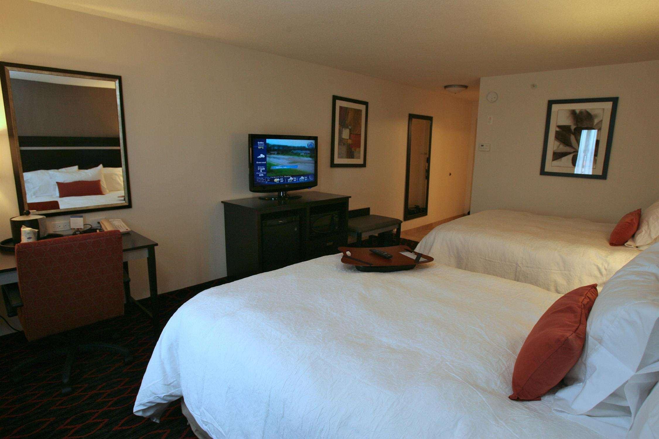 Hampton Inn & Suites Red Deer Penhold Room photo