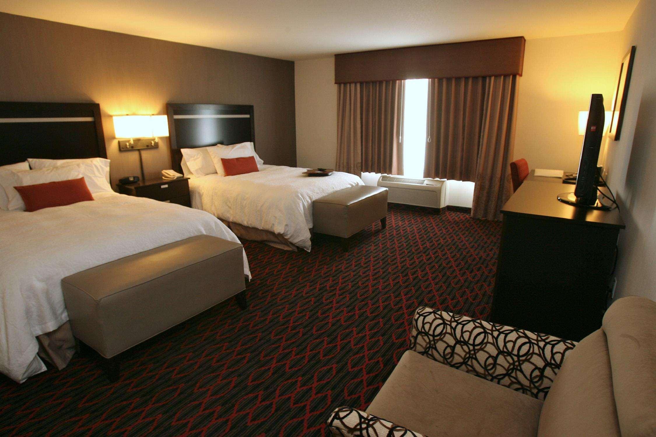 Hampton Inn & Suites Red Deer Penhold Room photo
