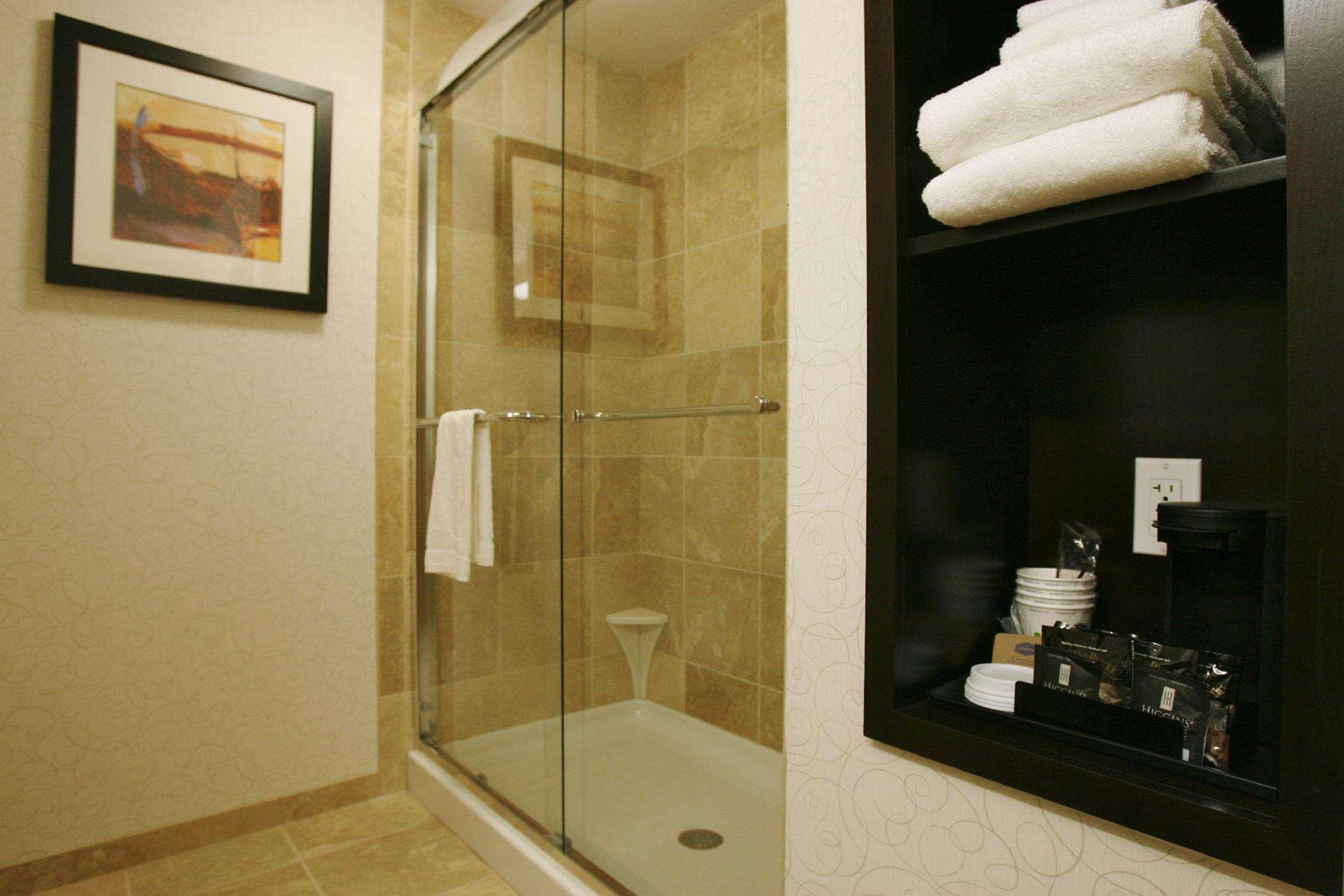Hampton Inn & Suites Red Deer Penhold Room photo