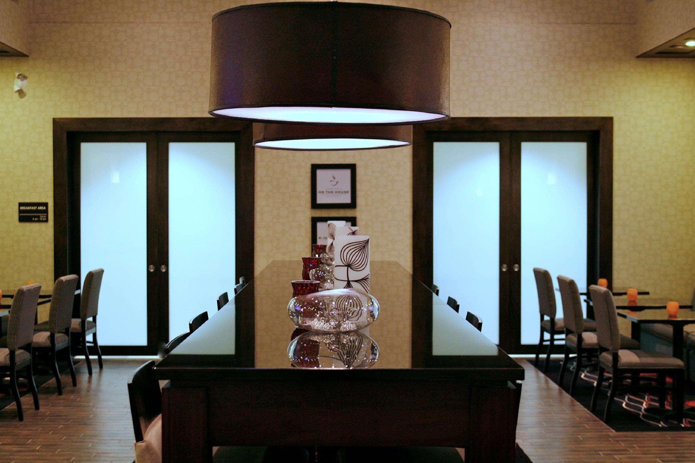 Hampton Inn & Suites Red Deer Penhold Restaurant photo