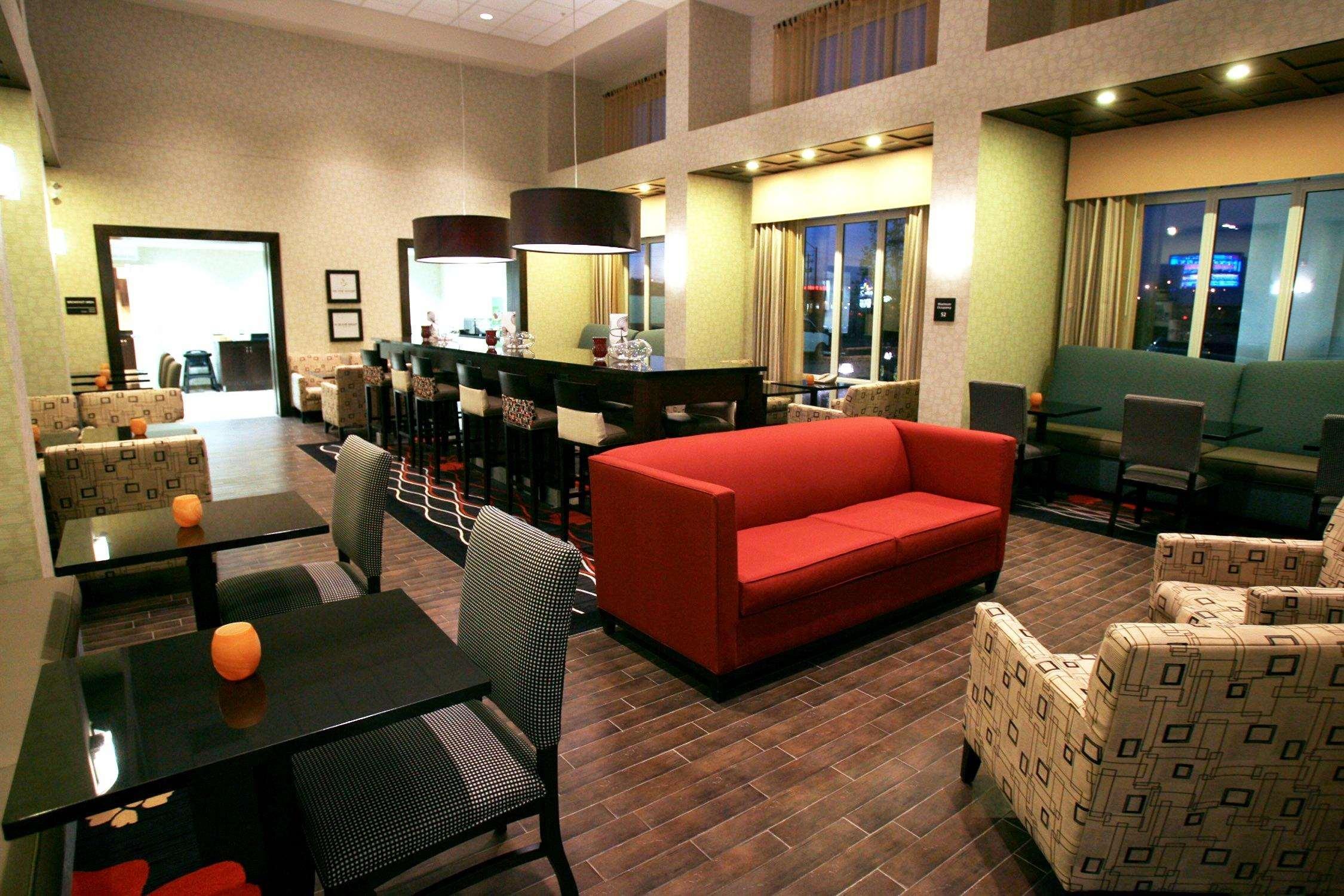 Hampton Inn & Suites Red Deer Restaurant photo