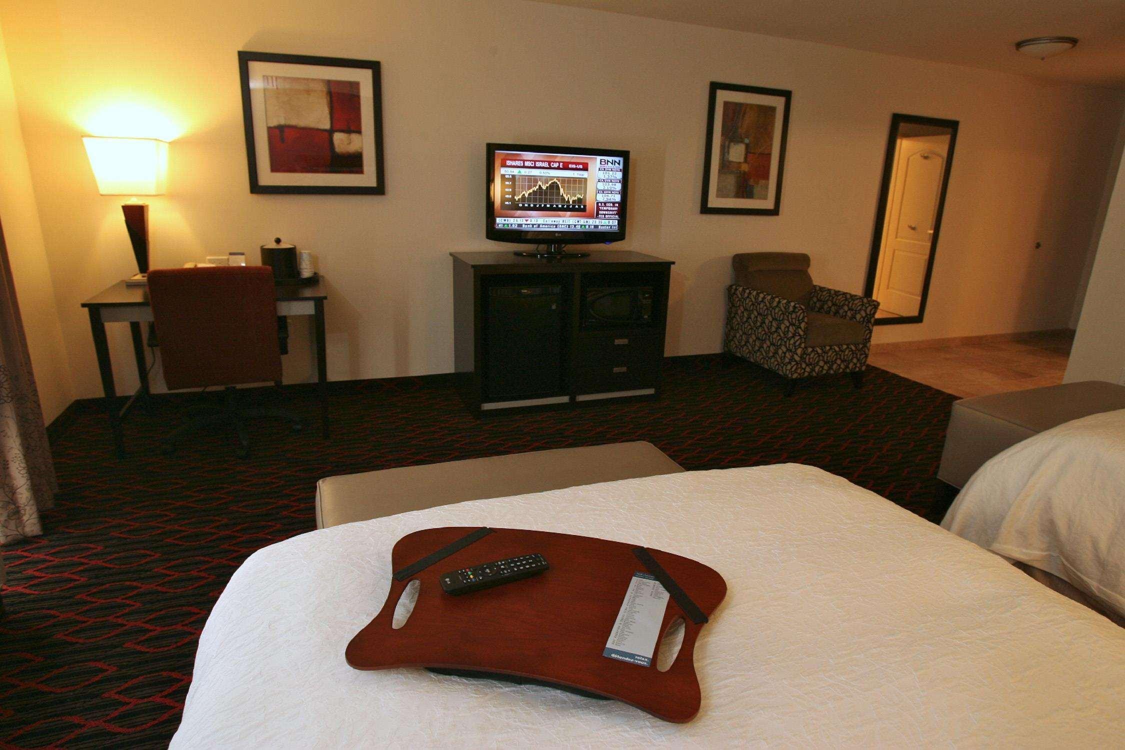 Hampton Inn & Suites Red Deer Penhold Room photo