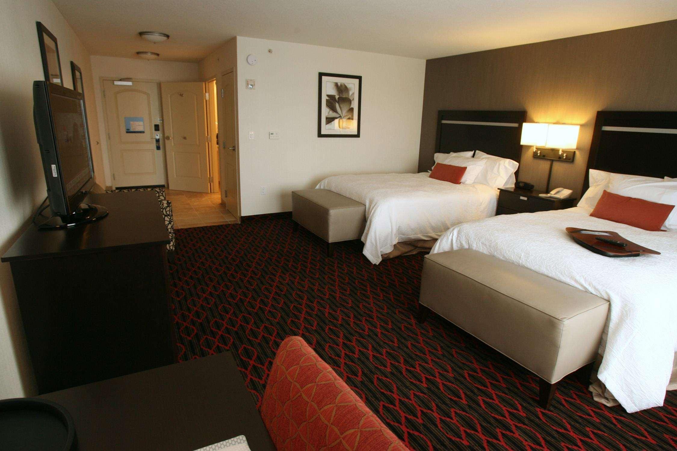 Hampton Inn & Suites Red Deer Penhold Room photo