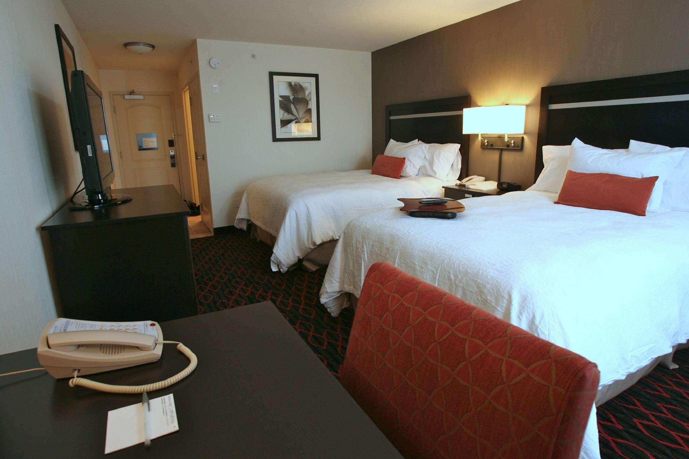 Hampton Inn & Suites Red Deer Penhold Room photo
