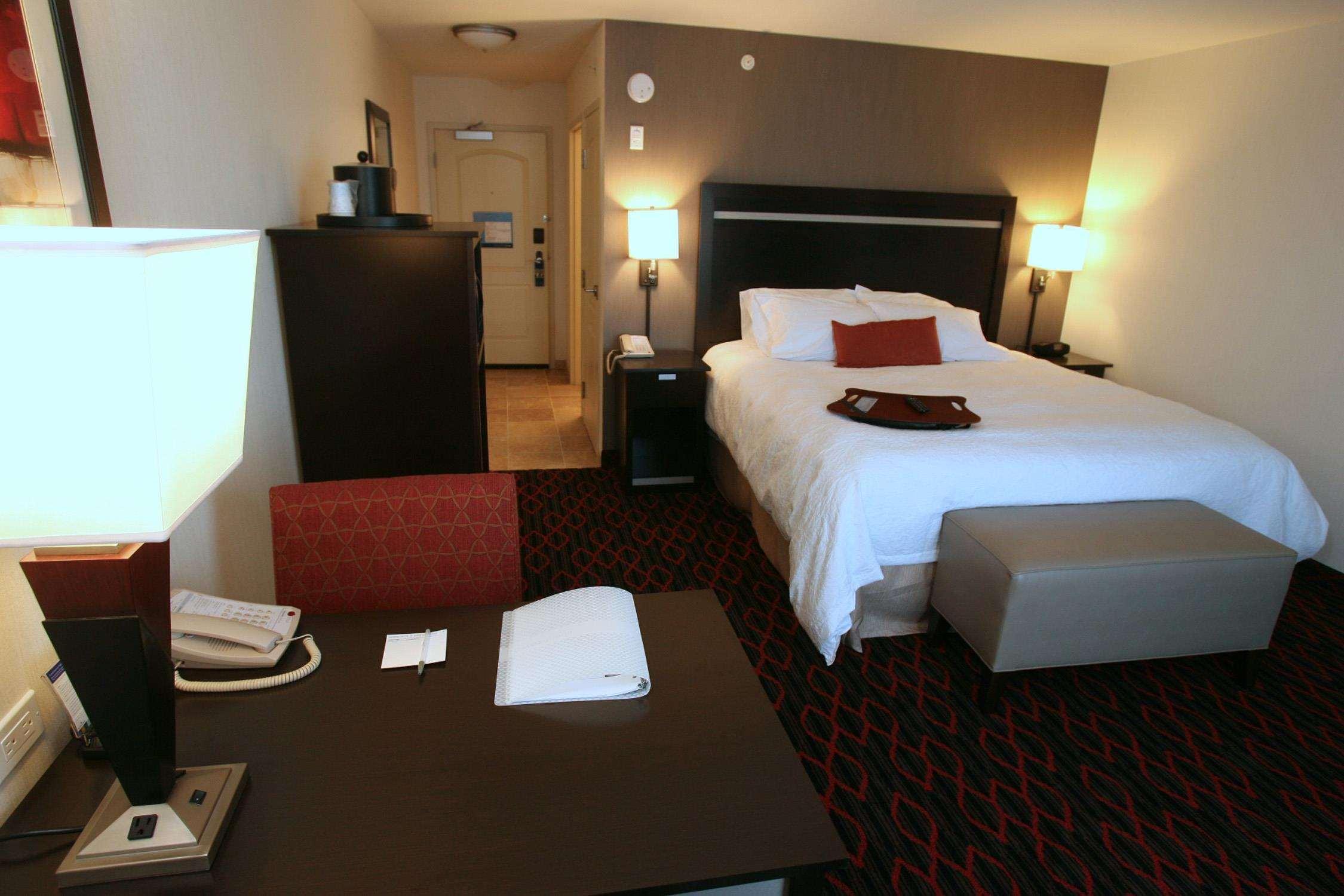 Hampton Inn & Suites Red Deer Room photo