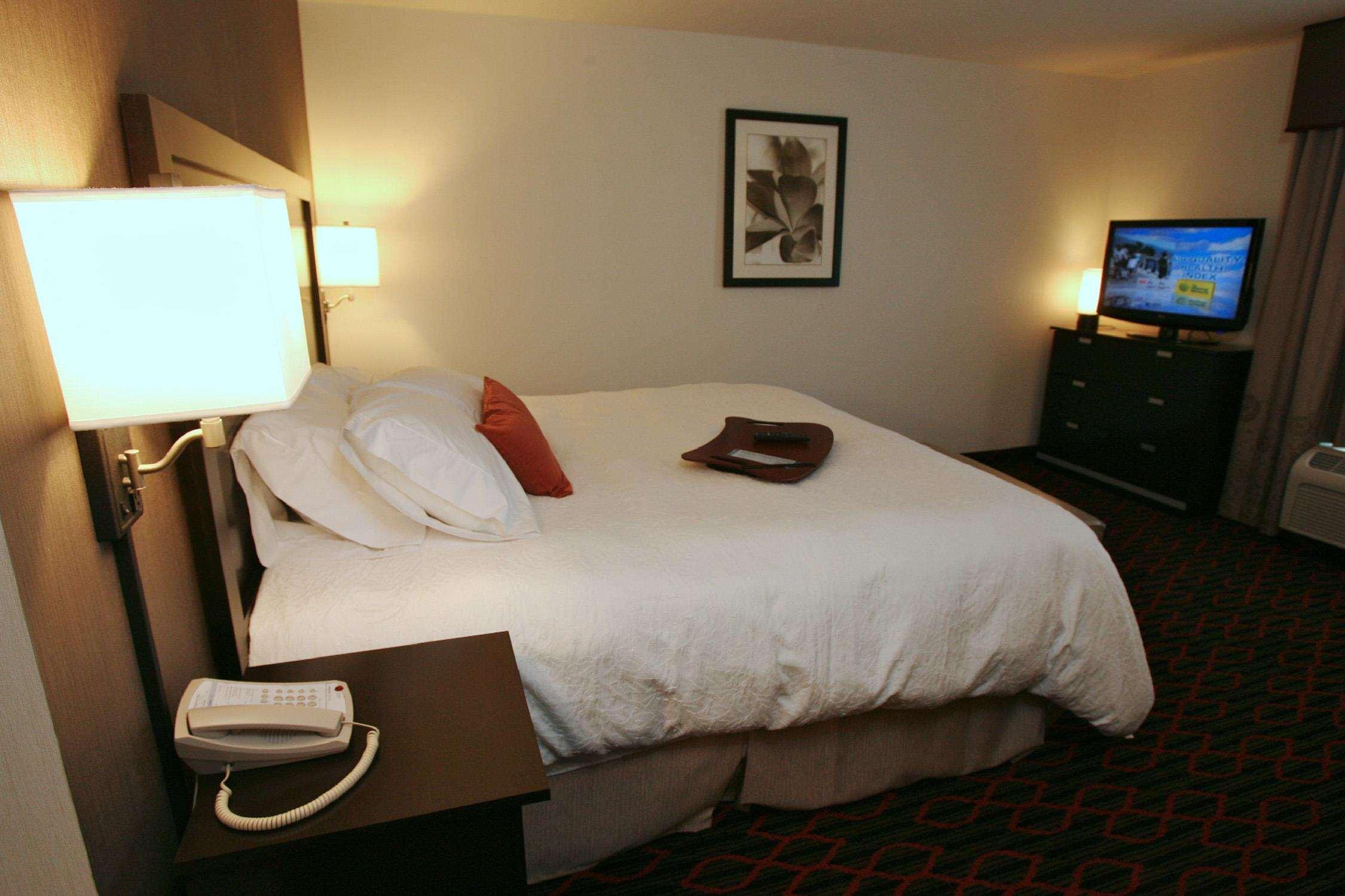 Hampton Inn & Suites Red Deer Room photo