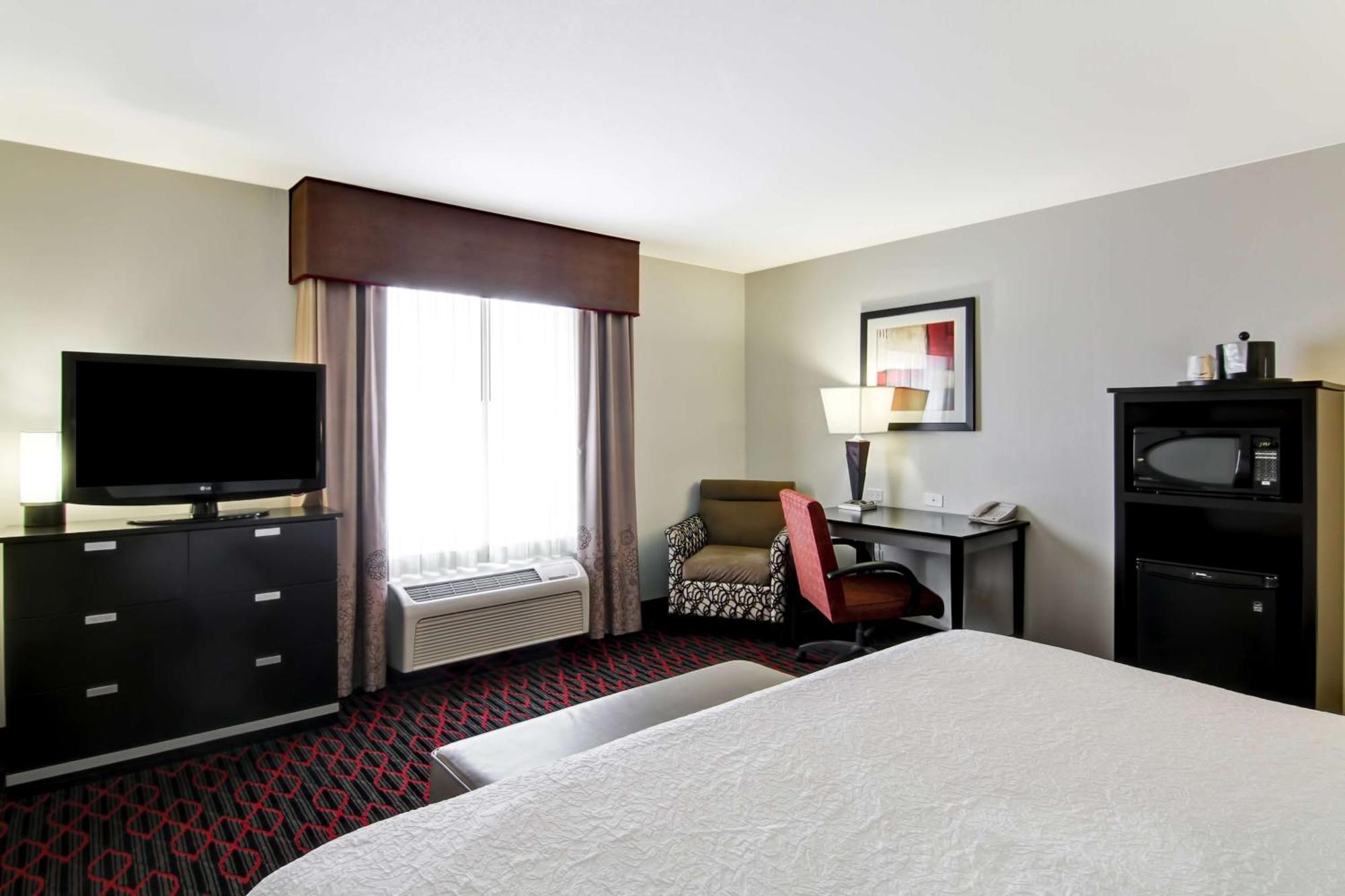 Hampton Inn & Suites Red Deer Penhold Exterior photo