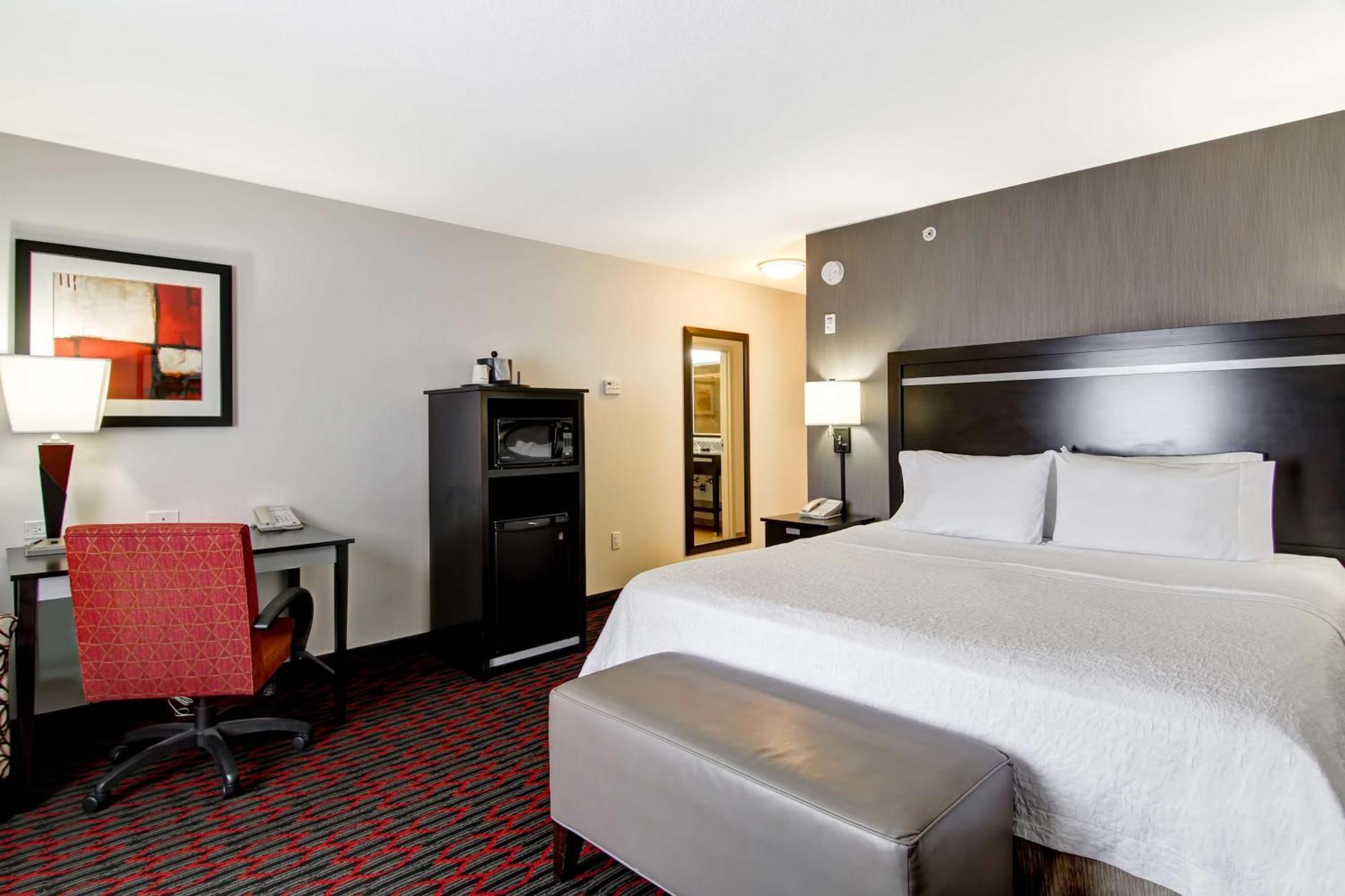 Hampton Inn & Suites Red Deer Penhold Exterior photo