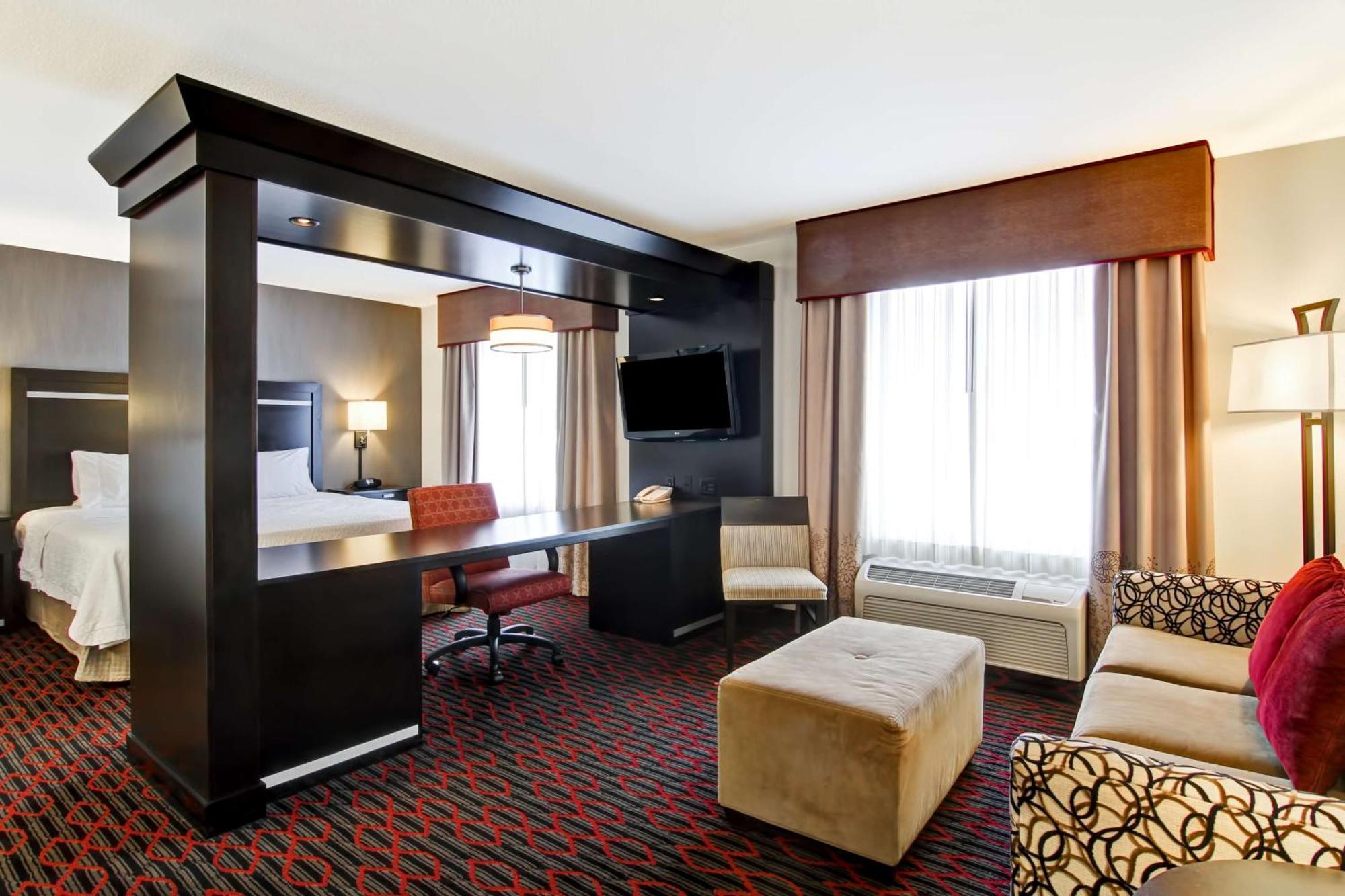 Hampton Inn & Suites Red Deer Penhold Exterior photo