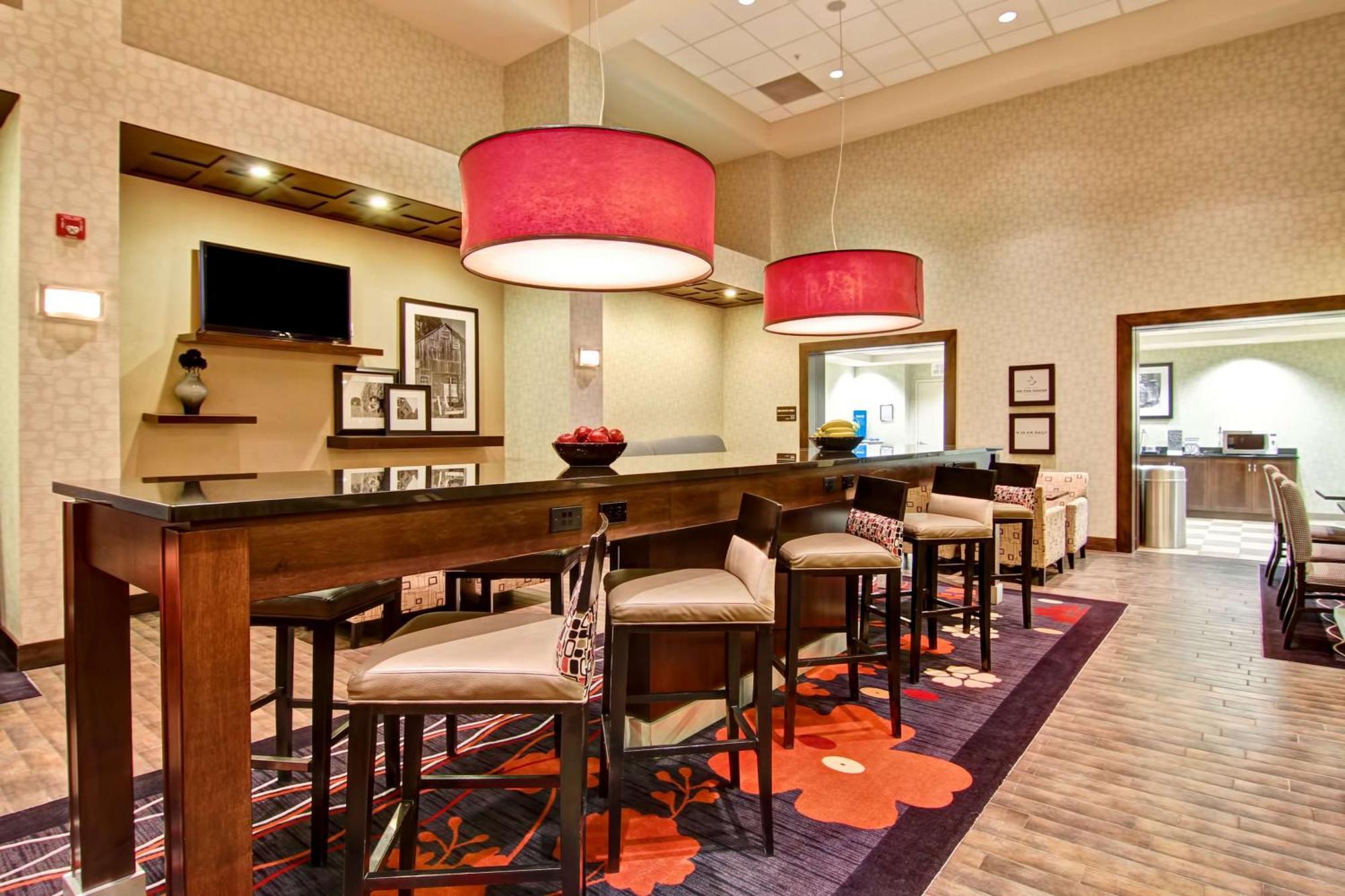 Hampton Inn & Suites Red Deer Penhold Exterior photo
