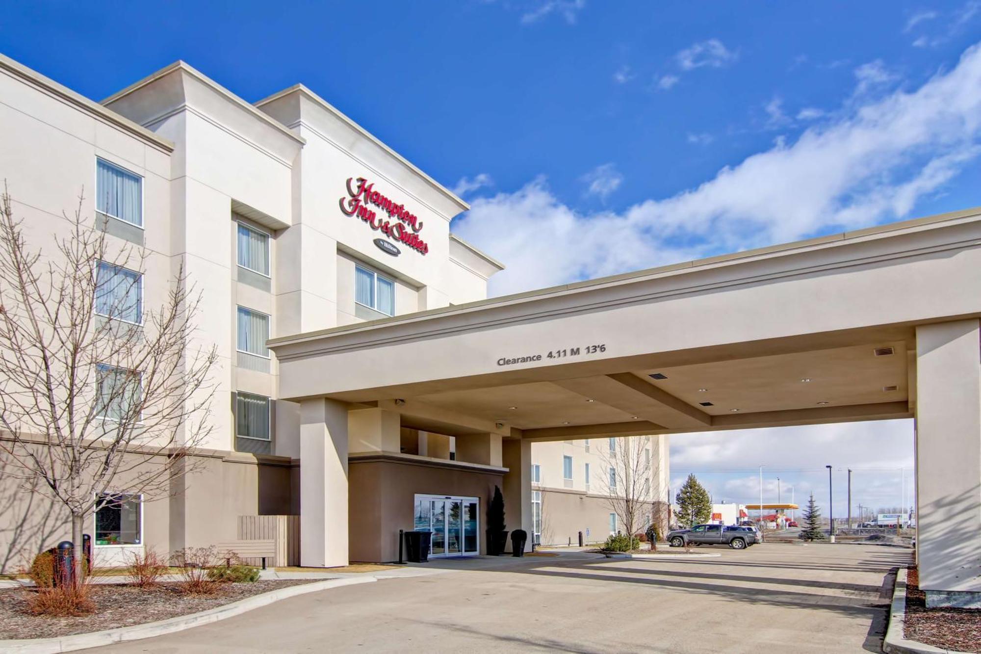 Hampton Inn & Suites Red Deer Penhold Exterior photo