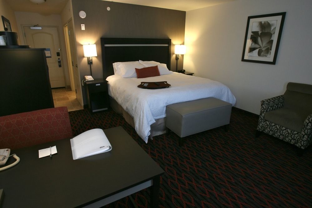 Hampton Inn & Suites Red Deer Penhold Exterior photo